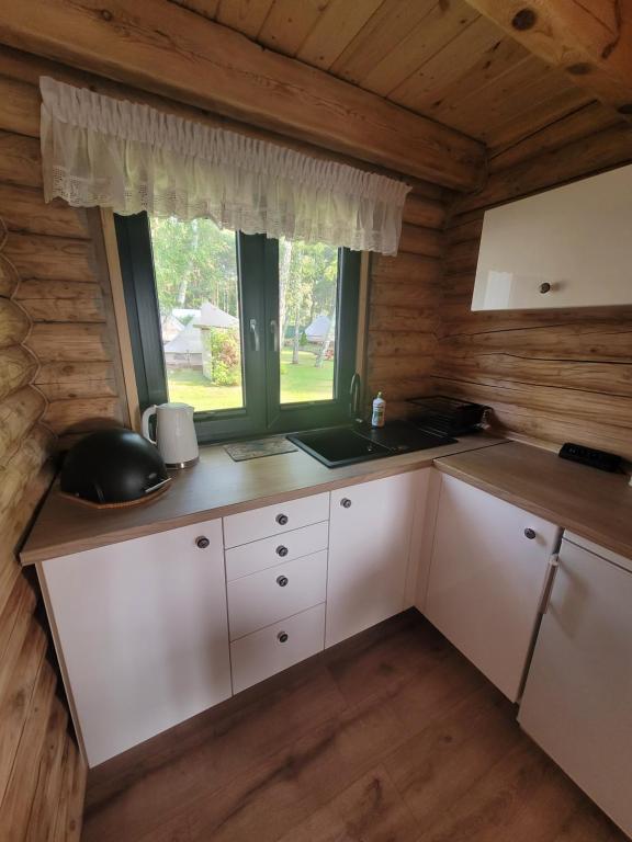 Kuchyň nebo kuchyňský kout v ubytování Slowly Glamping Osada Nad Wodą
