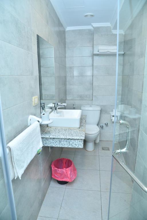 Koupelna v ubytování Miramar Evergreen Hotel