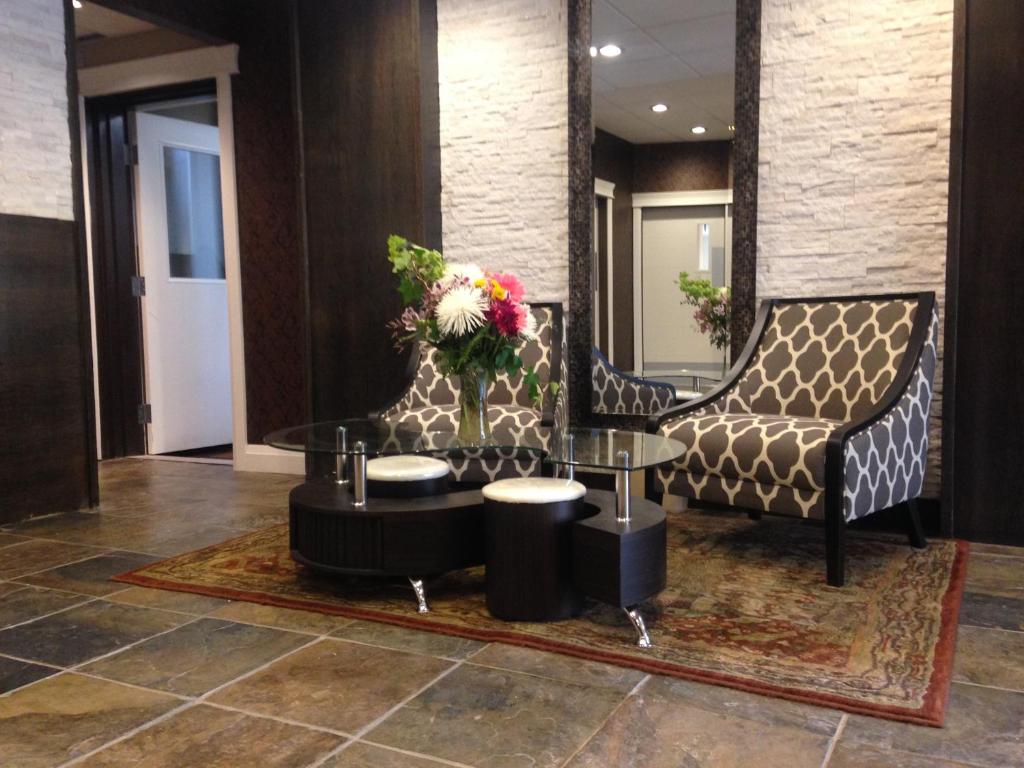 Posezení v ubytování Days Inn by Wyndham Sylvan Lake