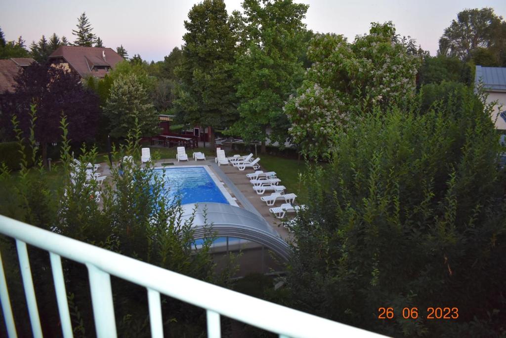 Bazén v ubytovaní Balaton Lakeview Zamárdi alebo v jeho blízkosti