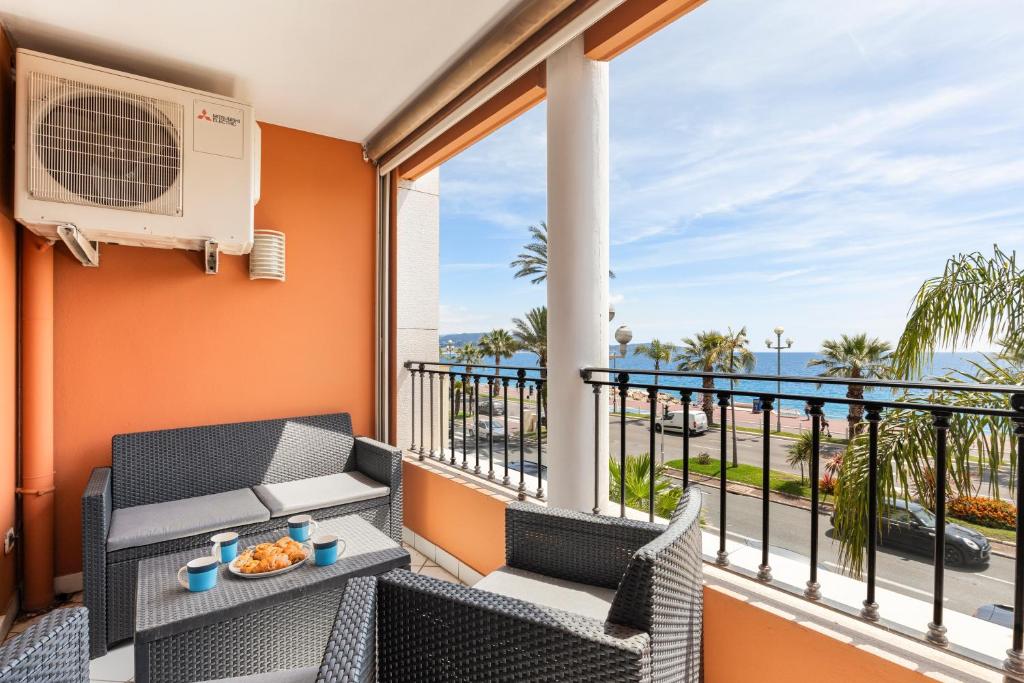 un balcon avec une table, des chaises et une fenêtre dans l'établissement Loft Le Galet FSHH, à Nice