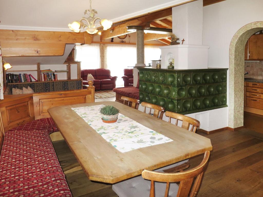 Un comedor con mesa y sillas de madera. en Apartment Nachbarbauer by Interhome, en Lofer