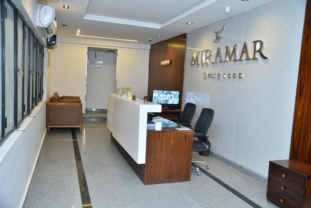 TV a/nebo společenská místnost v ubytování Miramar Evergreen Hotel