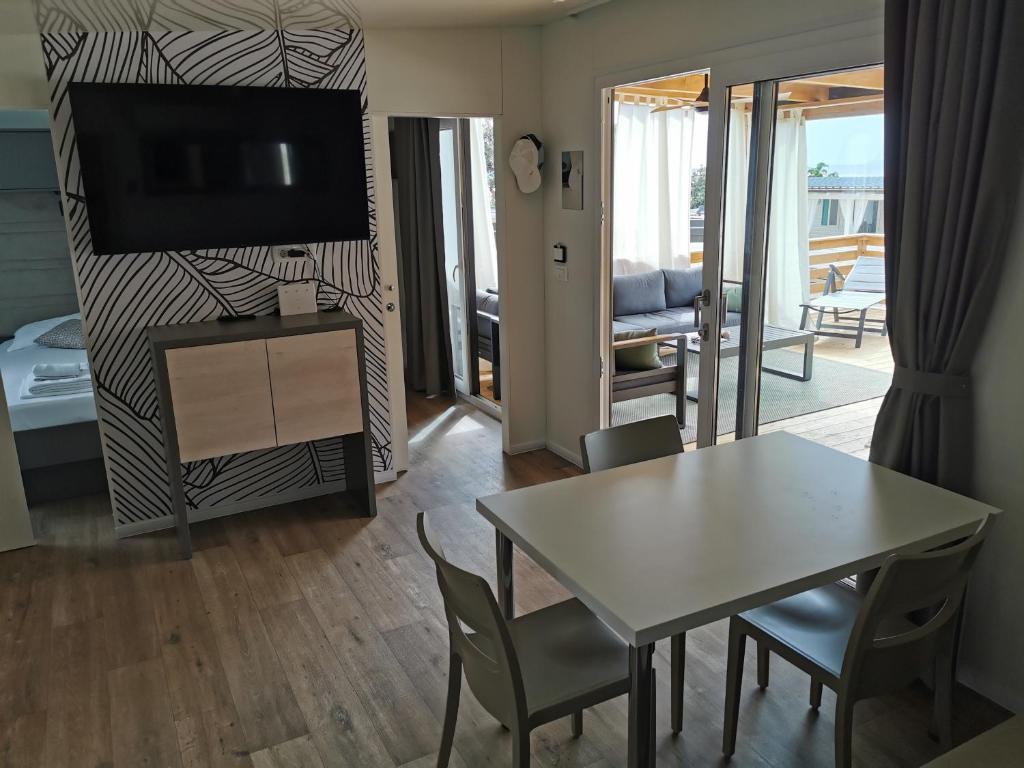 TV a/nebo společenská místnost v ubytování Mobile Home Happy Family Šimuni