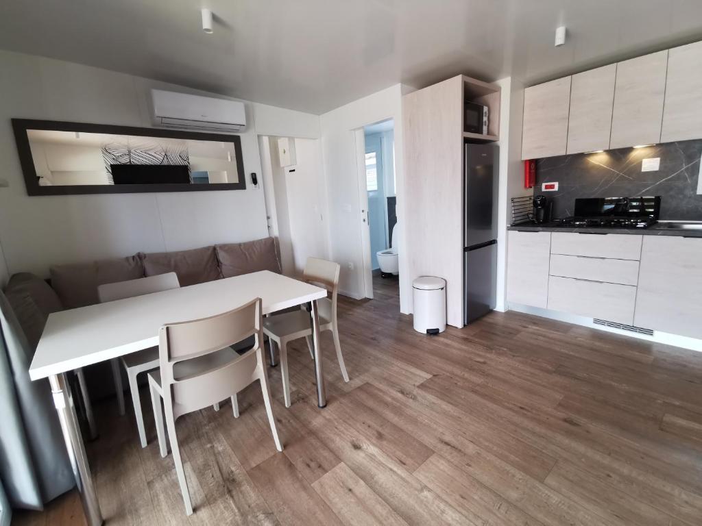 Kuchyň nebo kuchyňský kout v ubytování Mobile Home Happy Family Šimuni