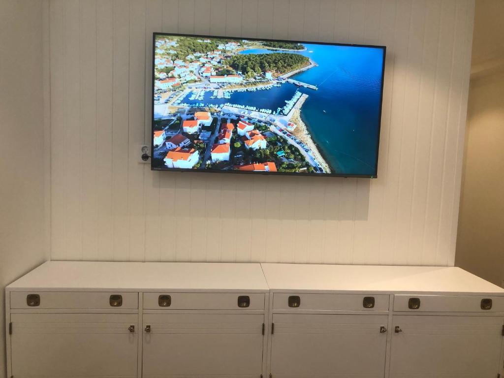 TV a/nebo společenská místnost v ubytování NYRENOVERAD LÄGENHET med egen ingång & nära havet