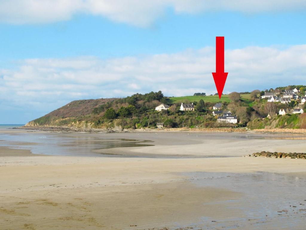 une photo d'une plage avec une flèche rouge dans l'établissement Holiday Home Meeresblick by Interhome, à Kerouguel