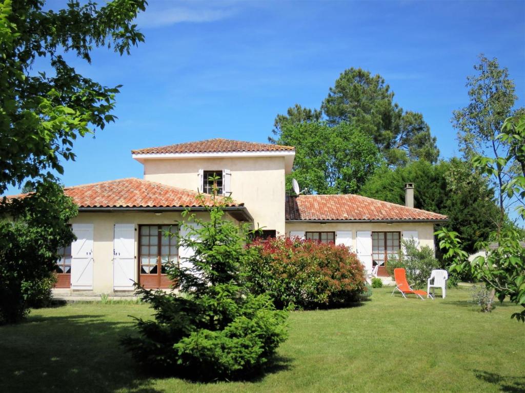 Gaillan-en-MédocにあるHoliday Home Orphée by Interhomeの庭付きの大きな白い家