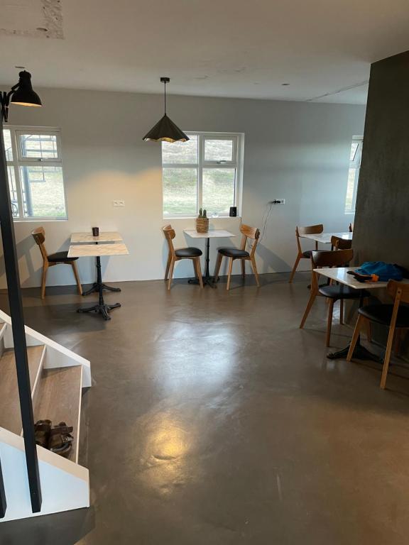 Restoran atau tempat lain untuk makan di Lindarhóll Guesthouse