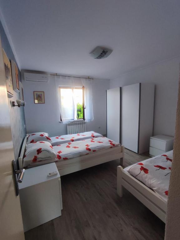 Postel nebo postele na pokoji v ubytování M&R apartmani Rovinj
