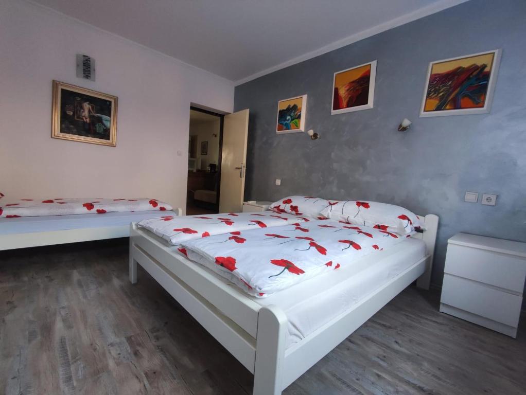 Postel nebo postele na pokoji v ubytování M&R apartmani Rovinj