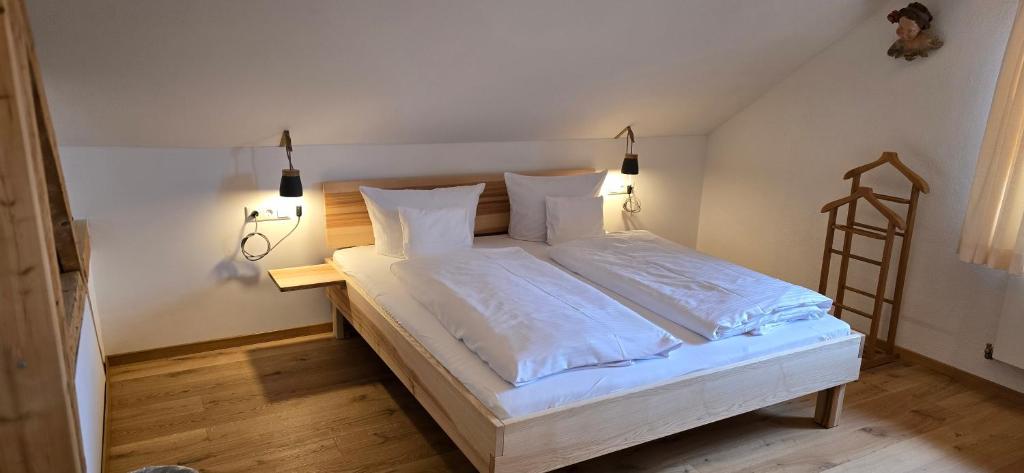 Postel nebo postele na pokoji v ubytování Gästehaus Neu am Passionstheater