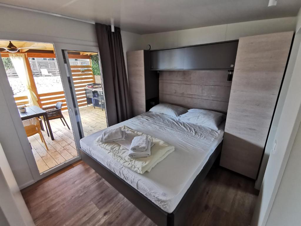 Postel nebo postele na pokoji v ubytování Mobile Home Happy Family Šimuni