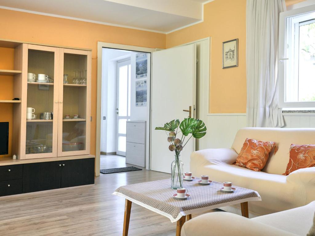 Khu vực ghế ngồi tại Apartment Casa Polla-1 by Interhome