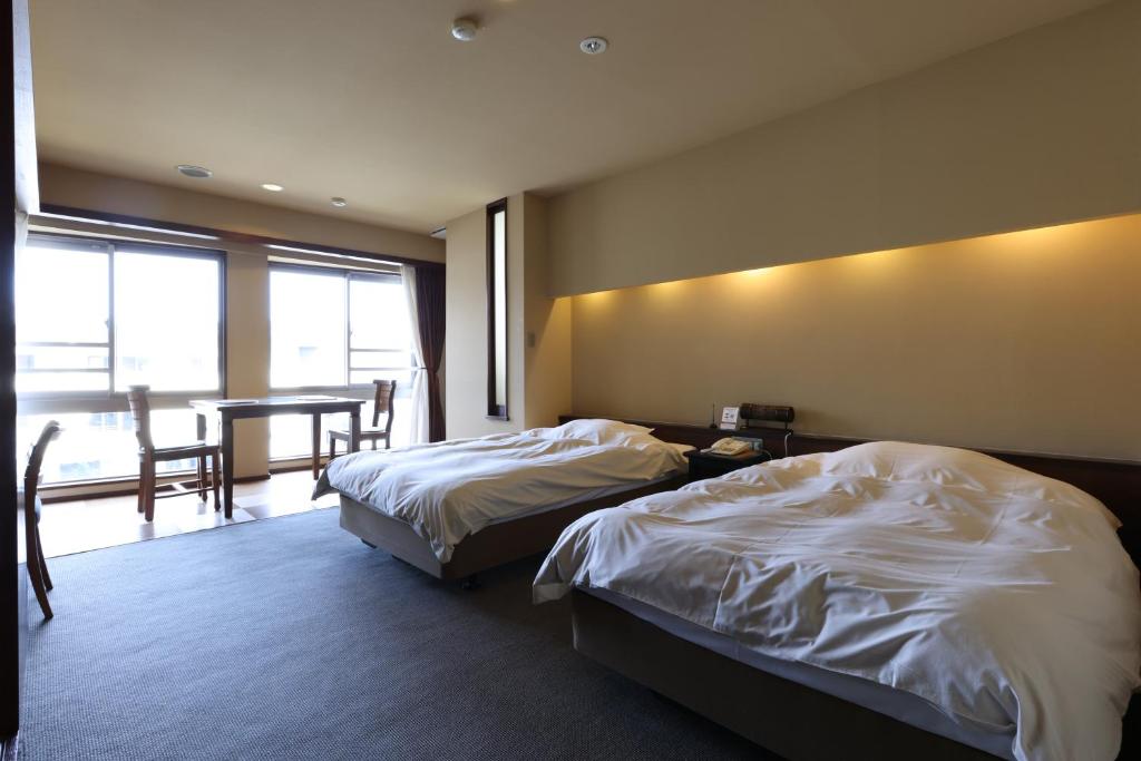 Postel nebo postele na pokoji v ubytování Miyahama Grand Hotel