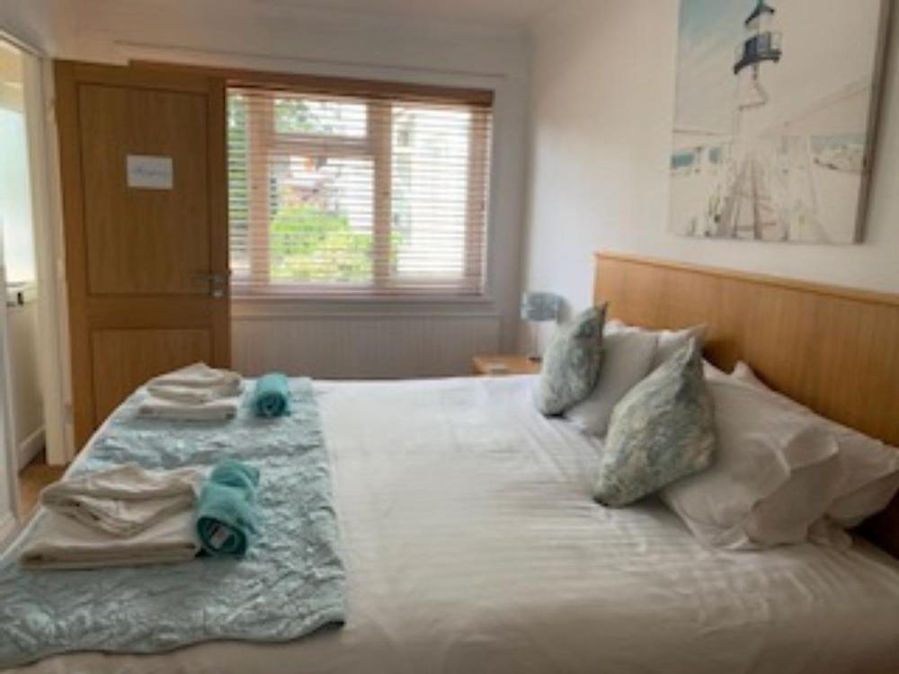 En eller flere senge i et værelse på Goodrington Lodge Holiday Apartments