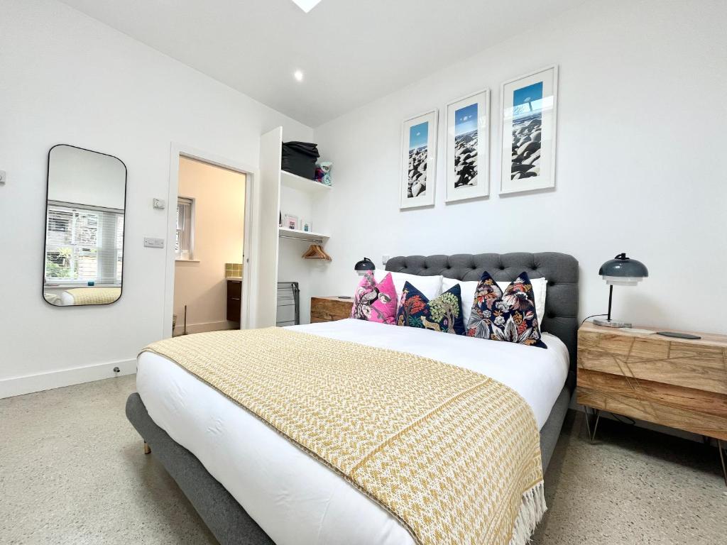 Katil atau katil-katil dalam bilik di Tropical Gardens 1 bed cottage Central Newlyn