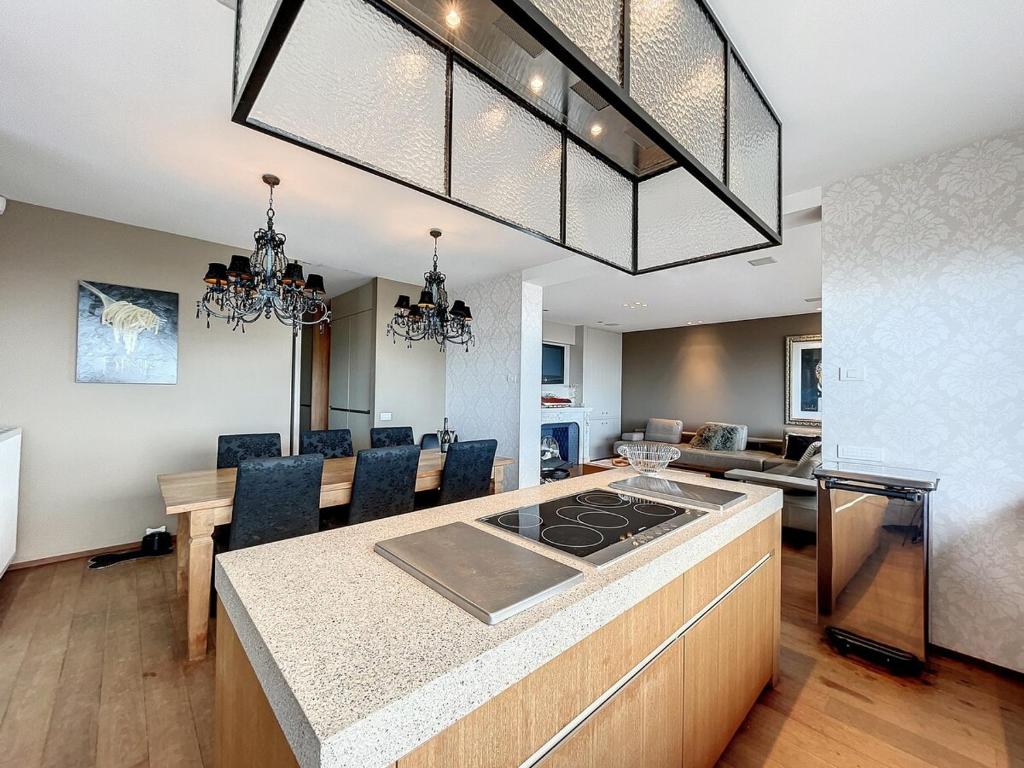 eine Küche und ein Wohnzimmer mit einem Esszimmer in der Unterkunft Apartment Long Beach with sauna and garage in Middelkerke