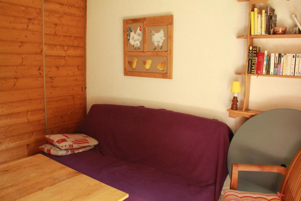 un salon avec un canapé et une chaise dans l'établissement Chalet de l'Oy OY2 NATURE & MOUNTAIN 3 pers, à Châtel