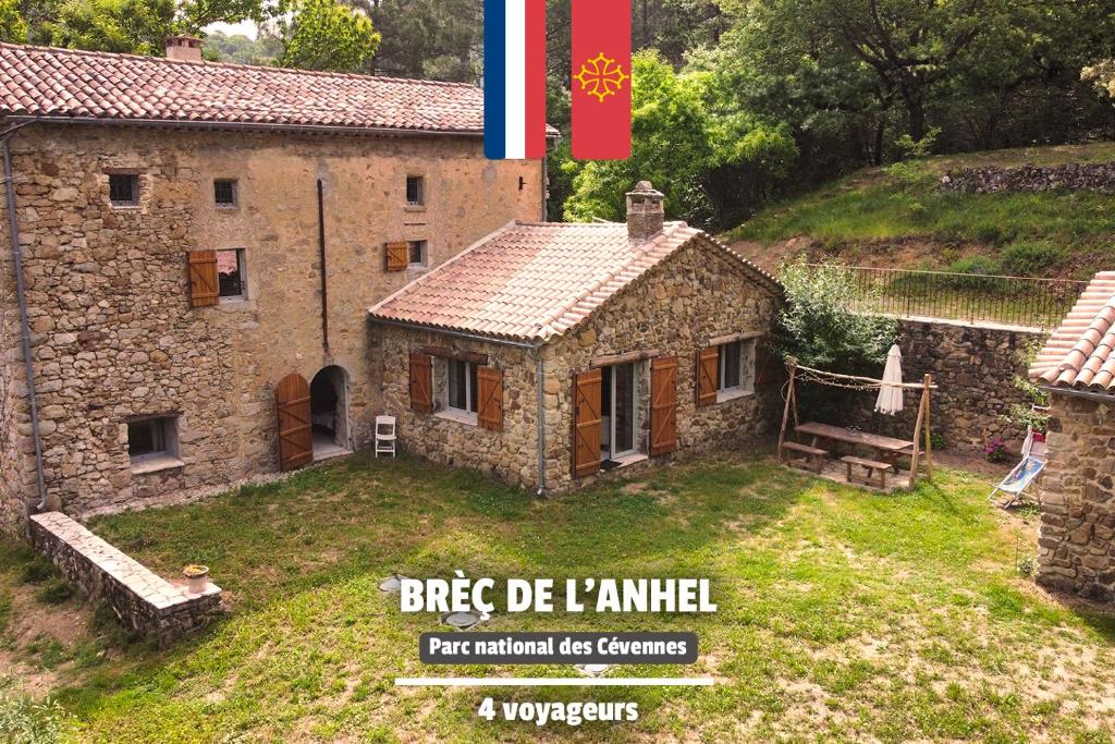Una maqueta de una casa de piedra con patio. en Mas en Cévennes - Brèç de l'anhel, la Jaça, en Saint-Paul-la-Coste