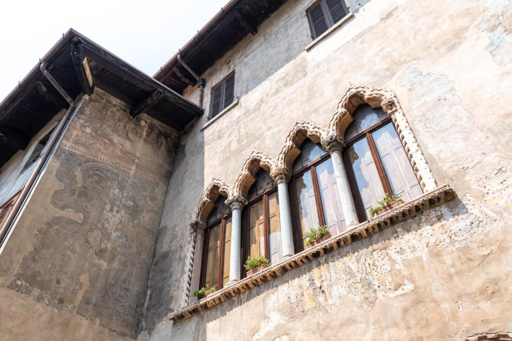 Palazzo delle Guglie by Postcardsfrom - Resim 7