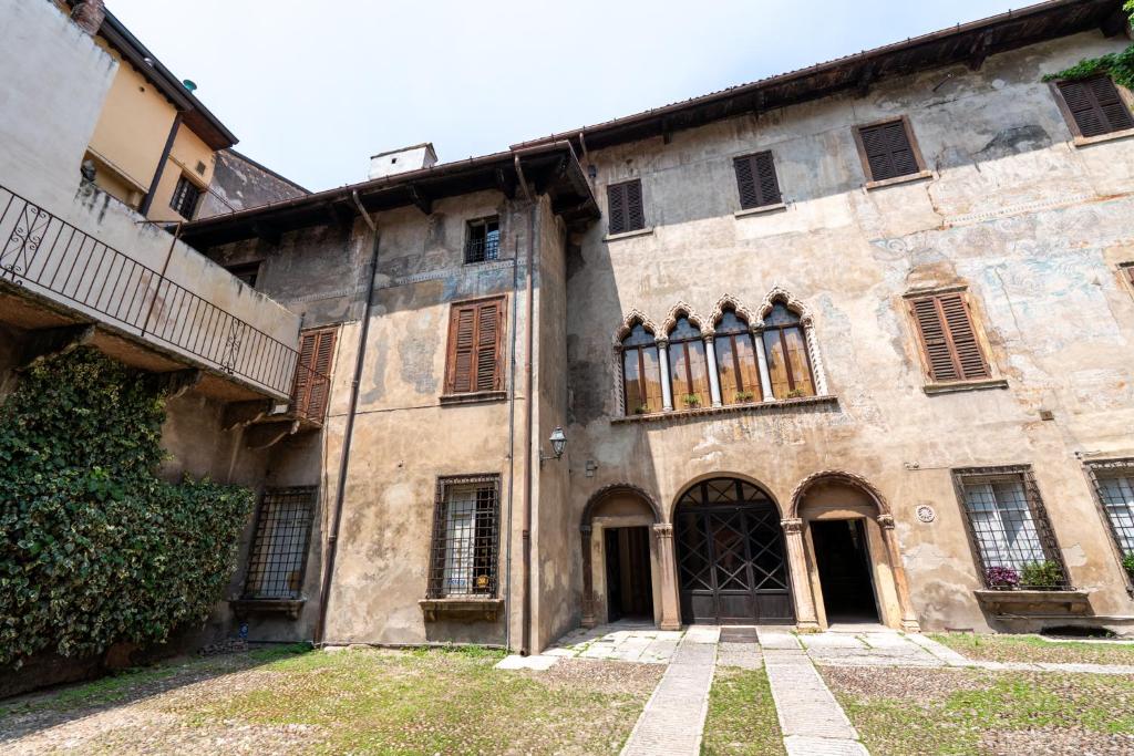 Palazzo delle Guglie by Postcardsfrom - Resim 23