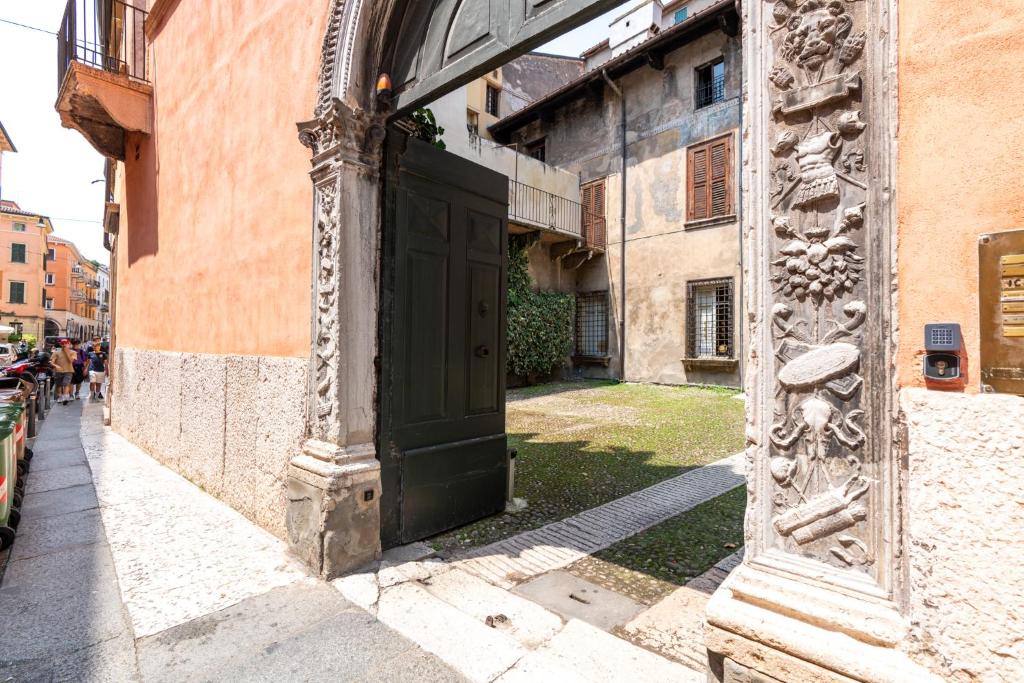 Palazzo delle Guglie by Postcardsfrom - Resim 6