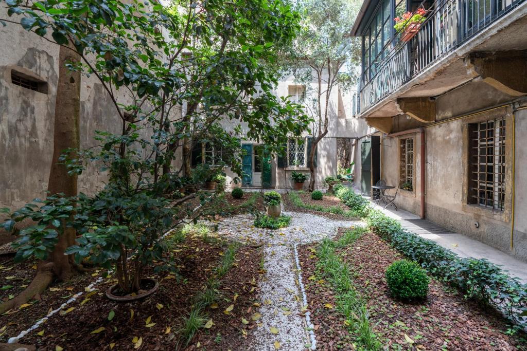 Palazzo delle Guglie by Postcardsfrom - Resim 28