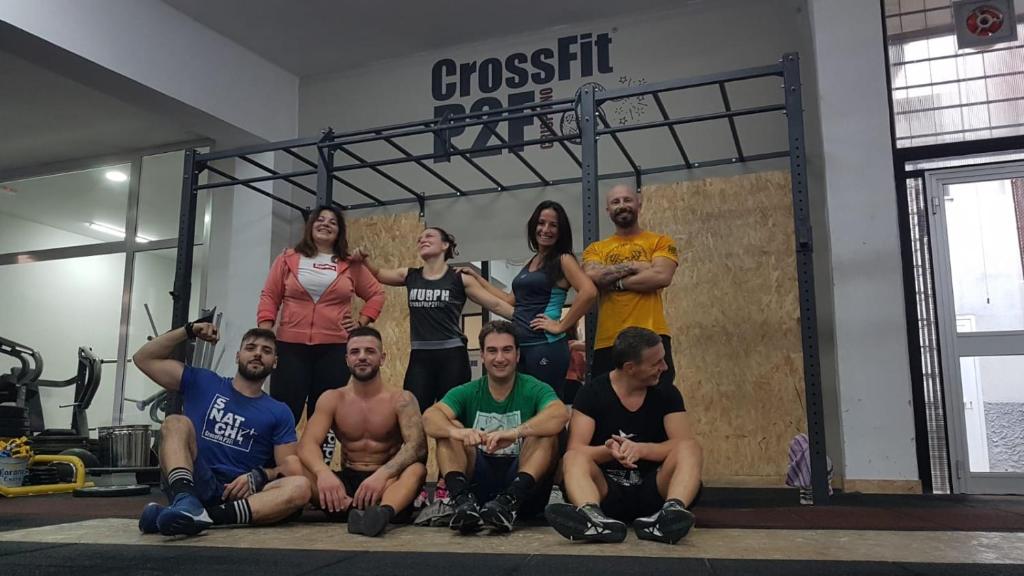 Un grupo de personas posando para una foto en un gimnasio. en B&B da Mimino e Franceschina, en Crispiano