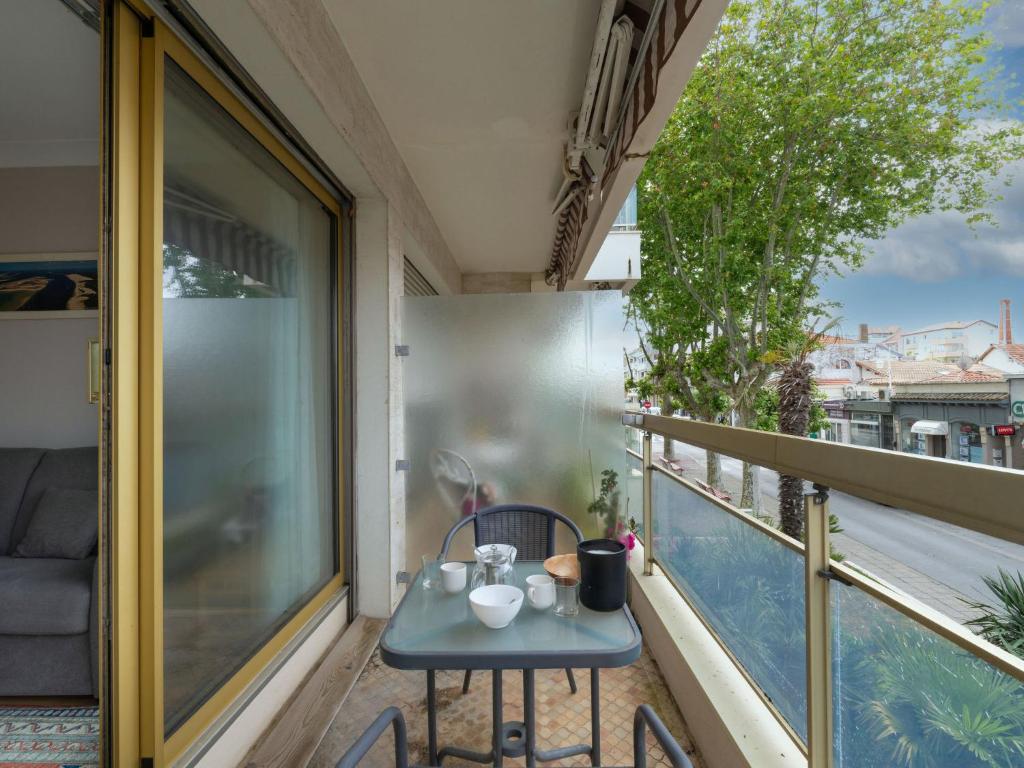 - une petite table sur le balcon d'un bâtiment dans l'établissement Studio La Houle-3 by Interhome, à Arcachon