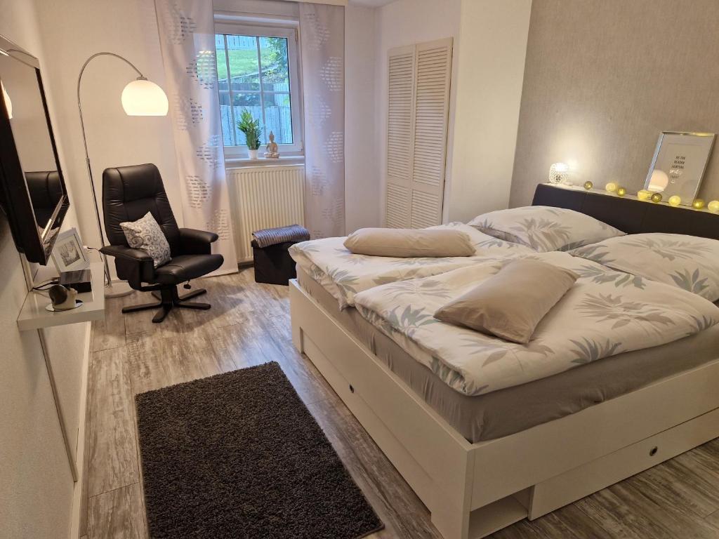 Postel nebo postele na pokoji v ubytování Apartment Rademacher nahe Möhnesee