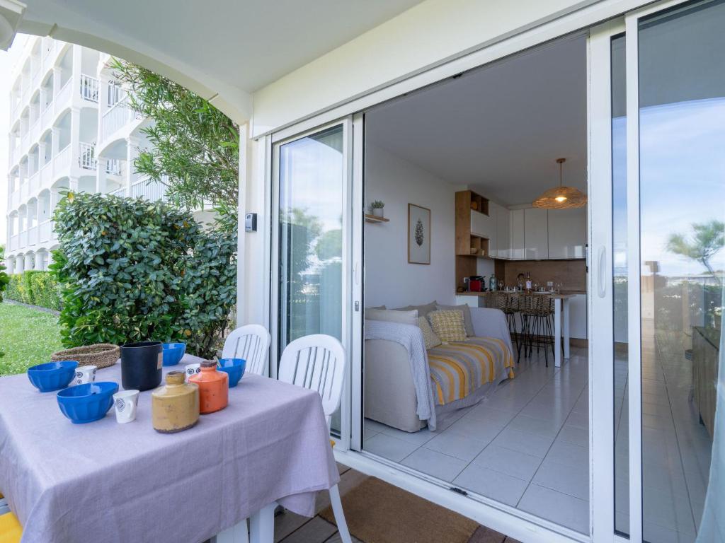 d'un balcon avec une table et d'un salon. dans l'établissement Apartment Résidence du Port-4 by Interhome, à Arcachon