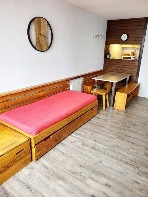 une chambre avec un lit, une table et un miroir dans l'établissement 2 pièces au pied des pistes à Avoriaz Residence les Intrêts, à Morzine