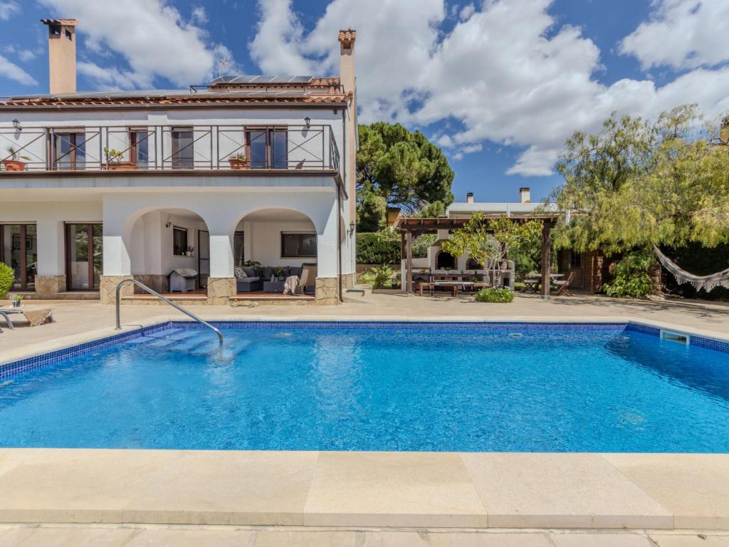 una villa con piscina frente a una casa en Villa Alicia by Interhome, en L'Ampolla