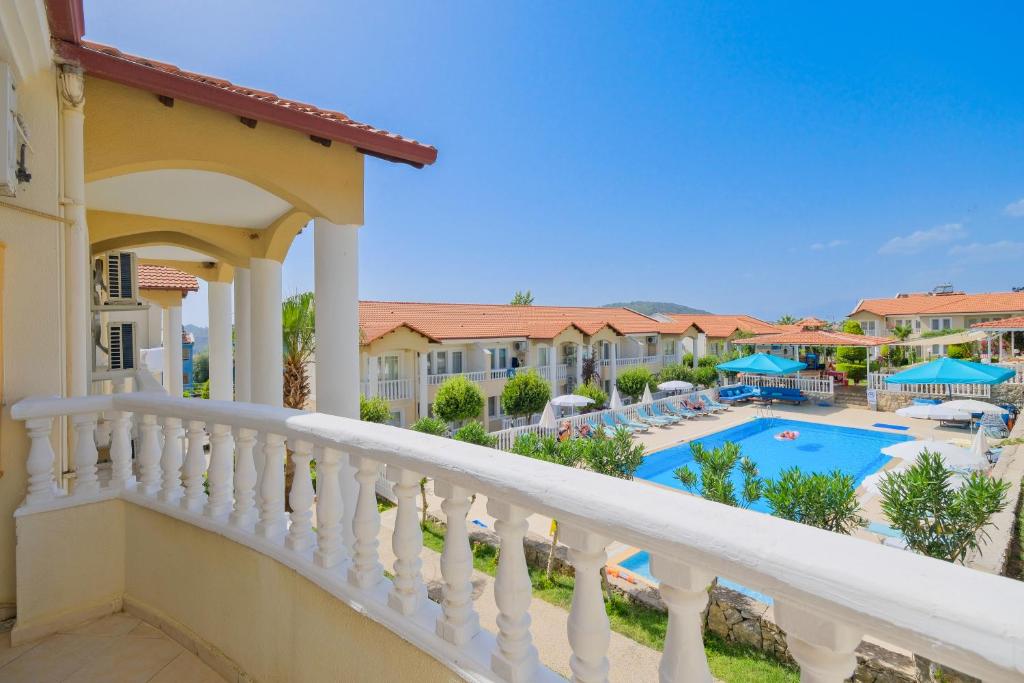 Bazén v ubytování Larimar Suite Hotel nebo v jeho okolí