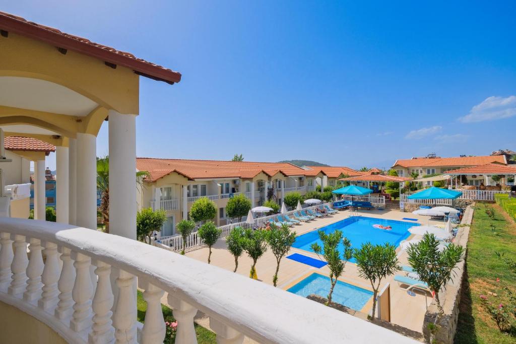 Bazén v ubytování Larimar Suite Hotel nebo v jeho okolí