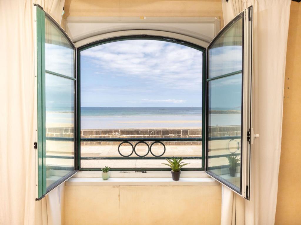 une fenêtre ouverte avec vue sur la plage dans l'établissement Studio Les Armateurs 3 by Interhome, à Saint-Malo