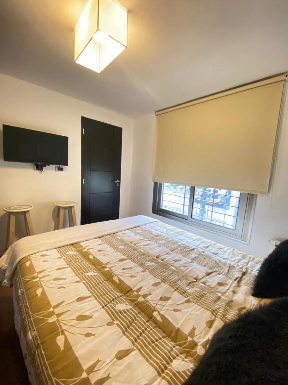 a large bed in a room with a window at Descanso de Liniers in Alta Gracia