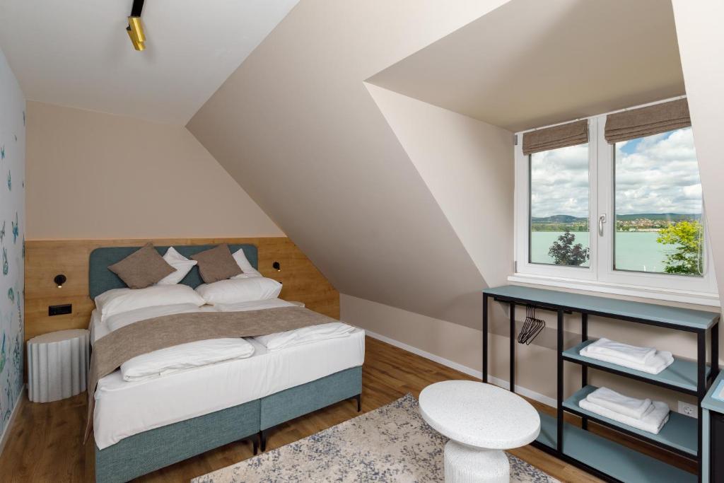 Postel nebo postele na pokoji v ubytování Lepke Apartmanház és Étterem