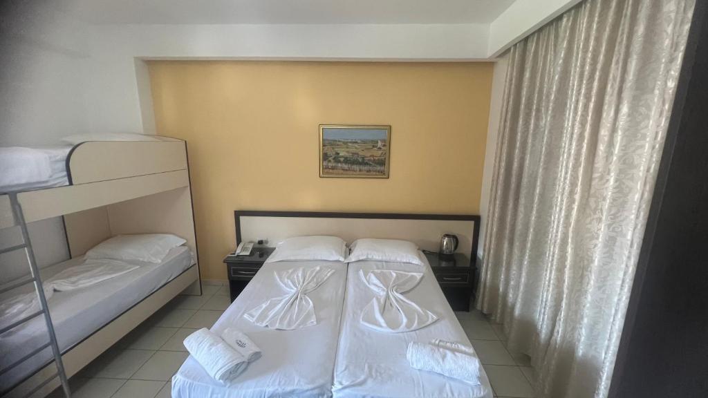 Postel nebo postele na pokoji v ubytování Sunrise Hotel Cameria