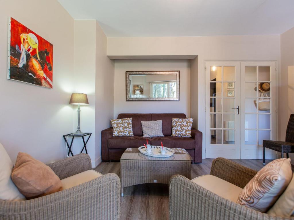 un salon avec deux canapés et une table dans l'établissement Apartment Marines 2 by Interhome, à Soorts-Hossegor