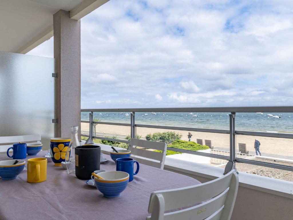 - une table avec vue sur la plage dans l'établissement Apartment Côte d'Argent-6 by Interhome, à Arcachon