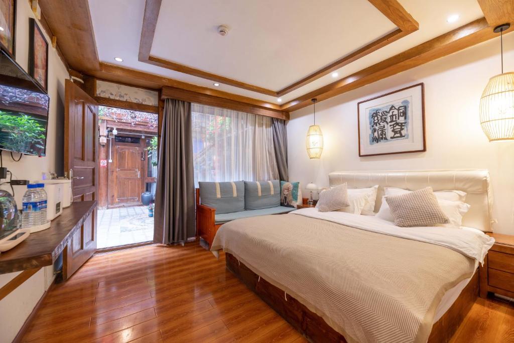 Postel nebo postele na pokoji v ubytování Lijiang Old Town Meiliju View Inn