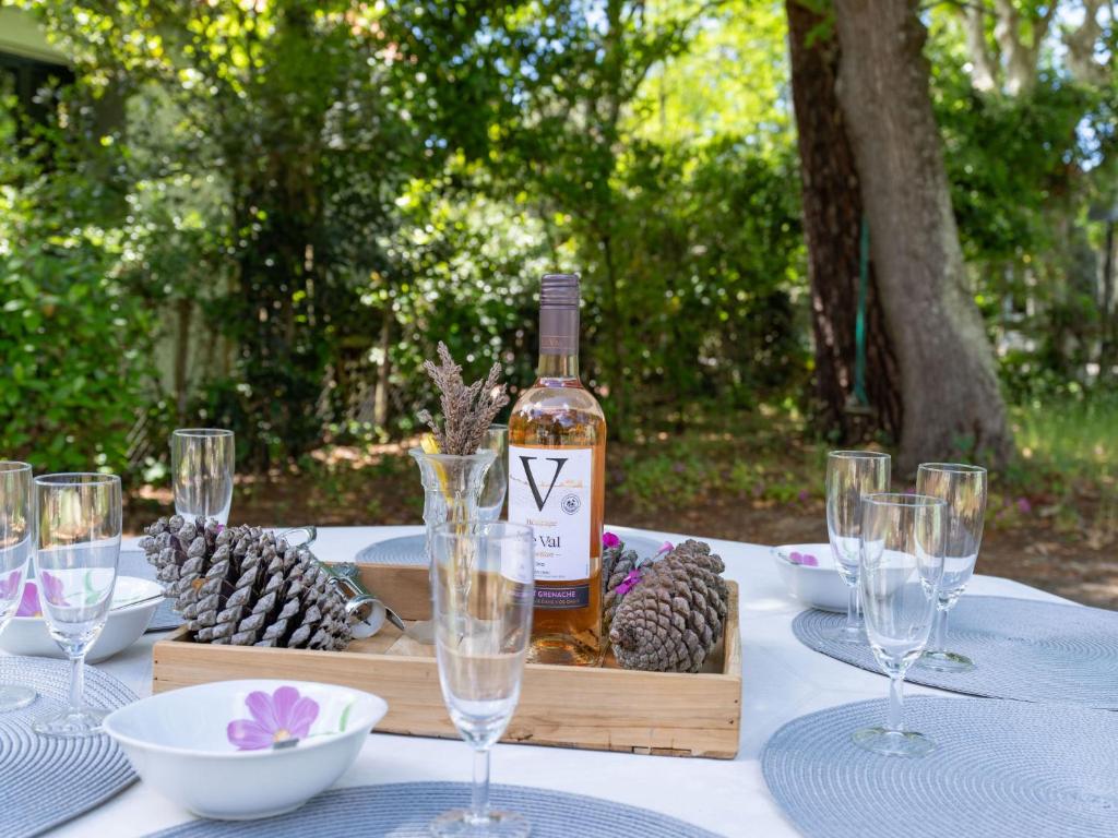 une bouteille de vin posée sur une table avec des verres dans l'établissement Holiday Home La Lorraine by Interhome, à Arcachon