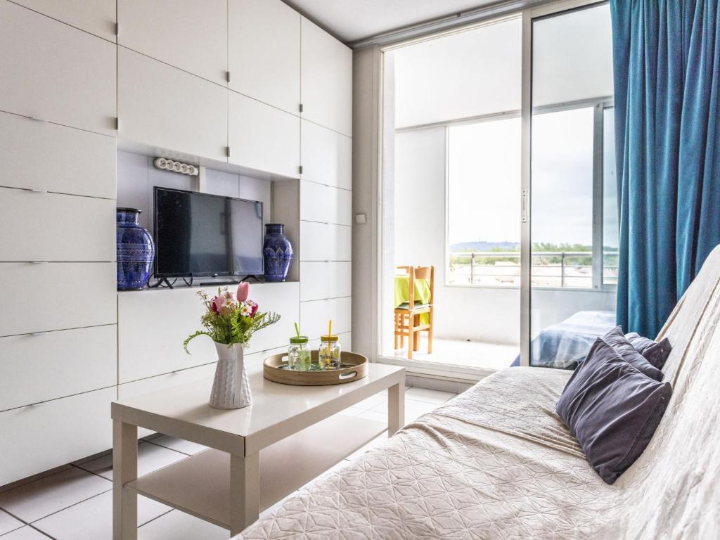 une chambre avec un lit, une télévision et une table dans l'établissement Apartment La Palme d'Or-20 by Interhome, au Cap d'Agde