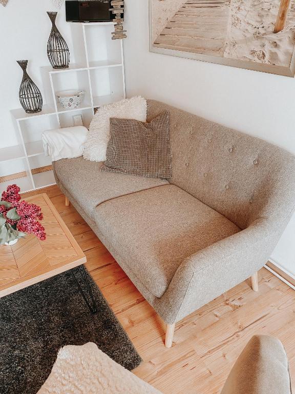 a living room with a couch and a table at Ferienhof Meetz - Lütt Stuv in Hinrichsdorf