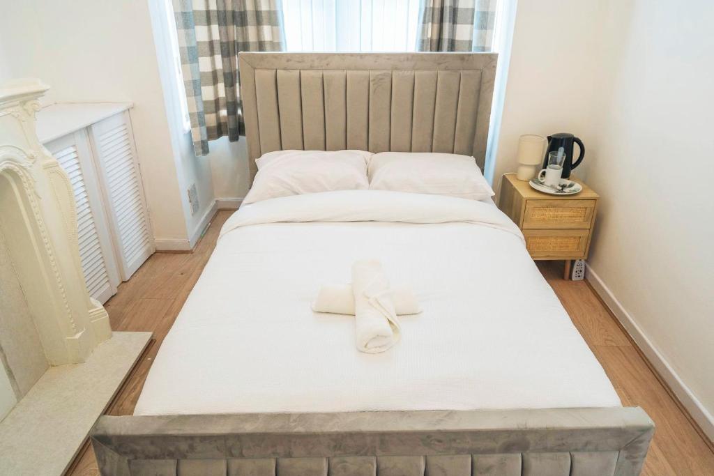 Postel nebo postele na pokoji v ubytování Majestic Inn