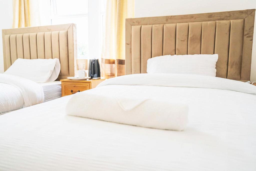 Postel nebo postele na pokoji v ubytování Majestic Inn