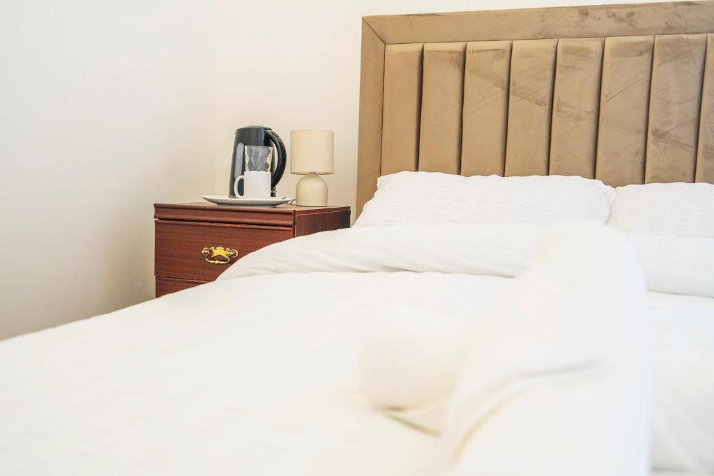 Postel nebo postele na pokoji v ubytování Majestic Inn