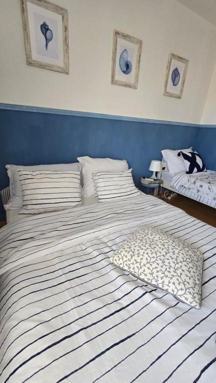 Postel nebo postele na pokoji v ubytování L'infini Sea Shell apartment Zubovići